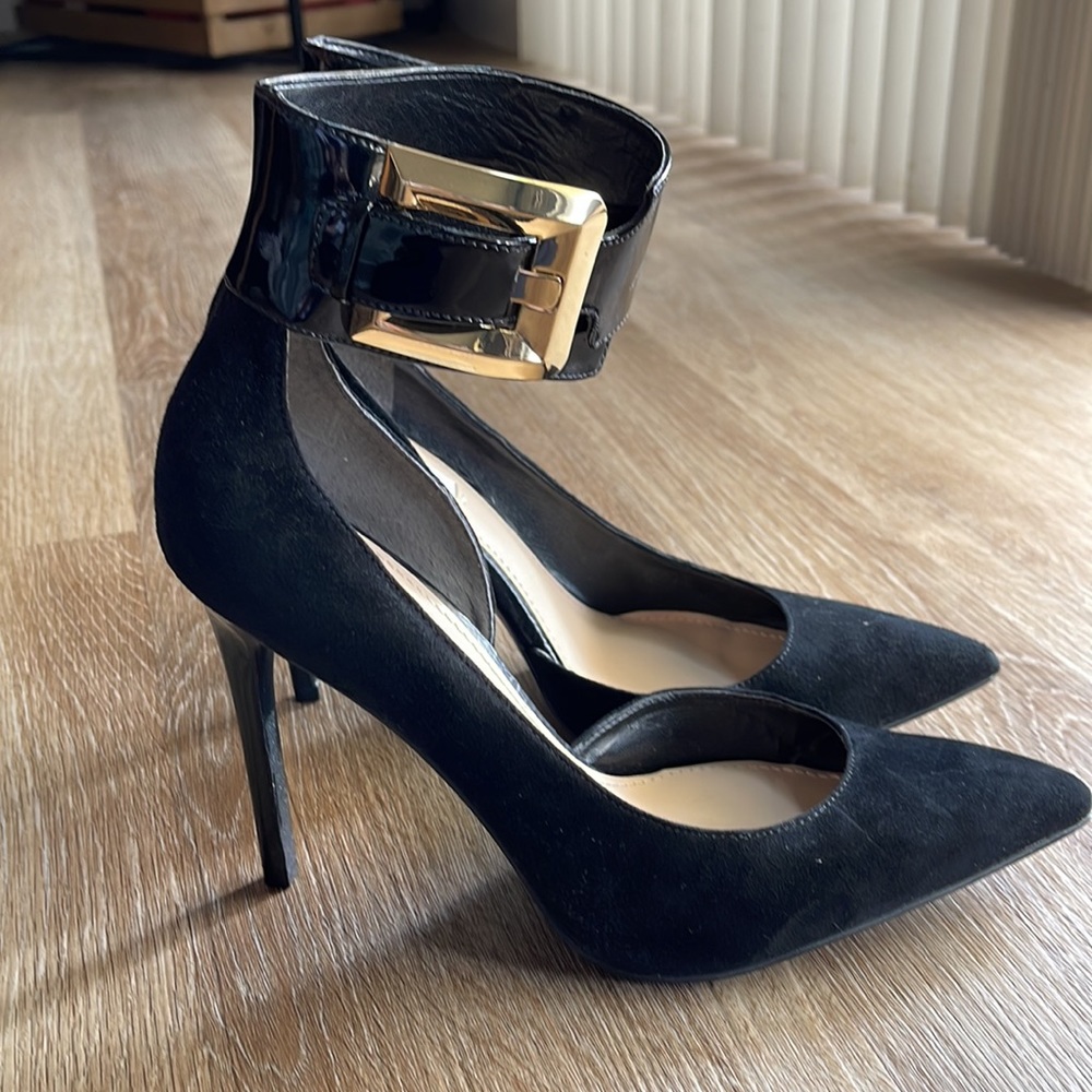Guess black pumps